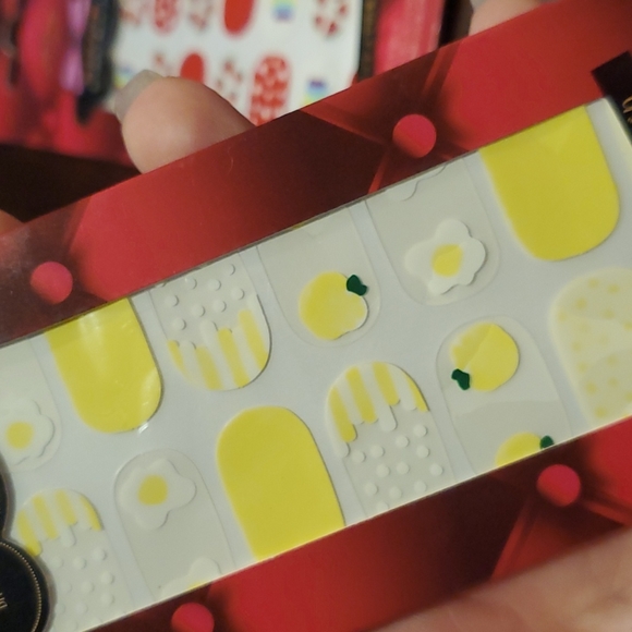 Lot of 4, nail strips - Picture 2 of 6